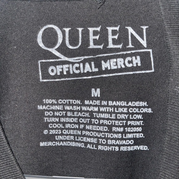 Queen Black Adult Graphic T-Shirt - Picture 2 of 3
